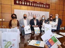 La Universidad de Oviedo y los comerciantes del Caudal reparten de 3.600 bolsas para difundir el papel de la ciencia