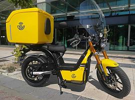 Correos en la vanguardia de la sostenibilidad incorporando 400 motos eléctricas a su flota