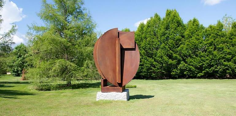 La Fundación Azcona dona a la Universidad de Oviedo la escultura de Canogar ‘Greco II’