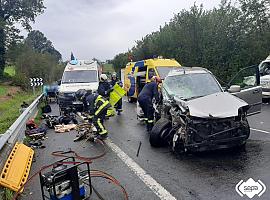 Grave colisión entre un camión de ganado y un turismo a la altura de Nava con tres heridos de consideración