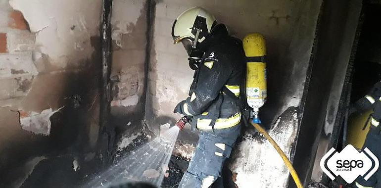 Rescatada una vecina de un voraz incendio en su piso de Avilés