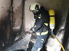 Rescatada una vecina de un voraz incendio en su piso de Avilés