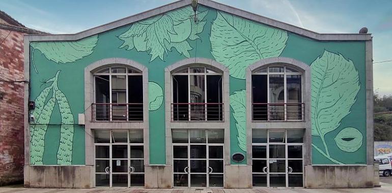 Piloña recupera la memoria de la ablana con un mural en el mercado de abastos de Infiesto