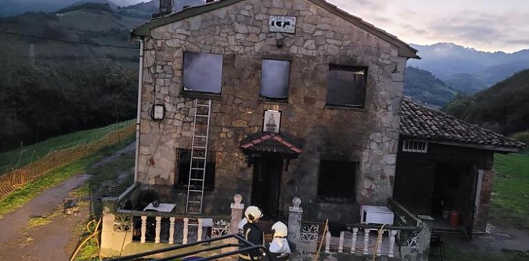 Incendio de madrugada en un inmueble de Lena