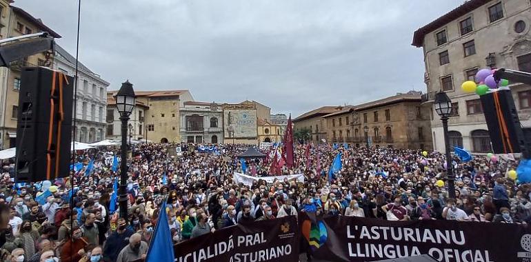 Multitudinaria exigencia en Oviedo por la oficialidá del asturiano