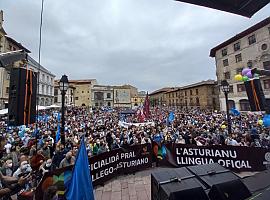 Multitudinaria exigencia en Oviedo por la oficialidá del asturiano