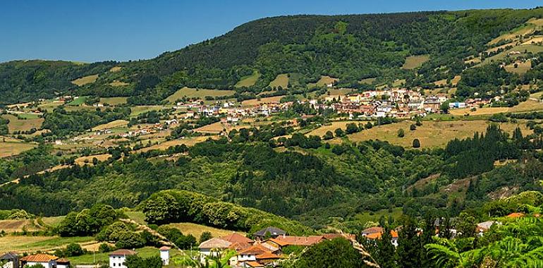 La Delegada del Gobierno explica en Tineo las obras acometidas en este Concejo