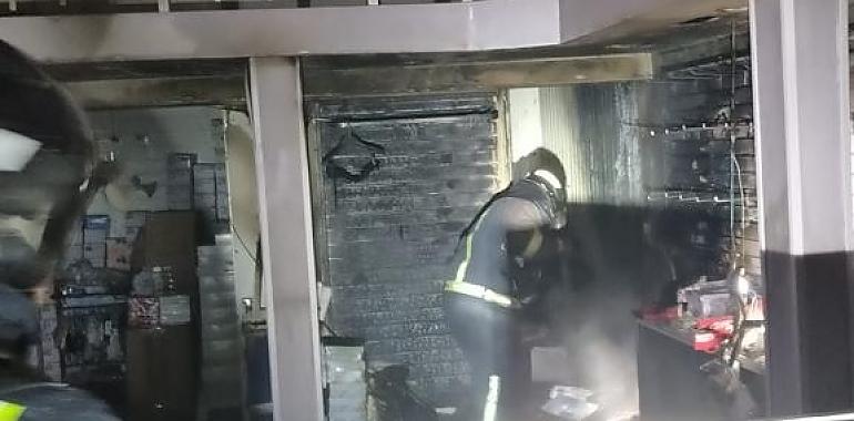 Incendio esta pasada noche en una tienda de ropa en Luarca