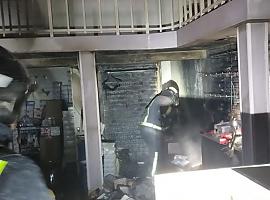 Incendio esta pasada noche en una tienda de ropa en Luarca