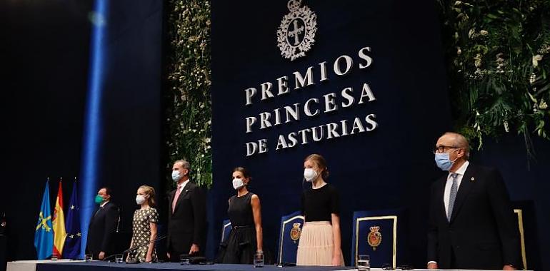 Don Felipe llama en la entrega de los Premios a defender los valores democráticos