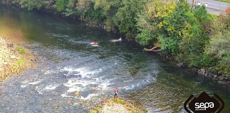 Rescatan el cuerpo de un conductor fallecido al caer su coche al río en Salas