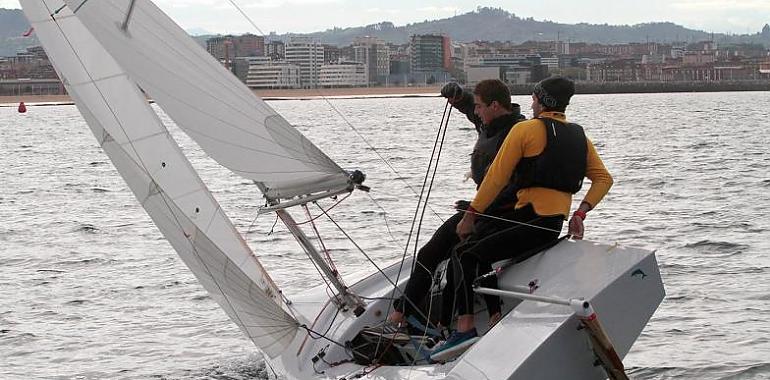 Ayer domingo se celebró en Gijón la cuarta tirada del Trofeo de Otoño de Vela Ligera