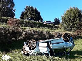 Herido en accidente de tráfico en Soto del Barco tras caer su vehículo por un desnivel de 15 metros