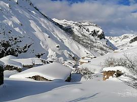 Rescatados entre la nieve y el hielo en Cabrales