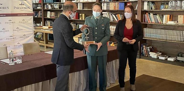 Entrega el galardón Mujer Rural 2021 a la agente de Guardia Civil Elena Menéndez en Cangas del Narcea