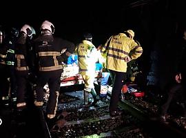 El maquinista de un tren de mercancías ha resultado herido tras colisionar contra una roca y descarrilar a la entrada del túnel de Robledo