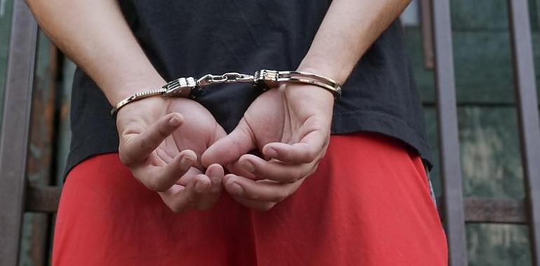Detenidos tres individuos como autores de cinco robos con fuerza y cuatro robos con violencia en Avilés