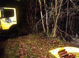 Dos hombres heridos tras volcar su vehículo en Coaña