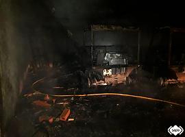 Incendio sin víctimas en una caseta de obra en Laviana