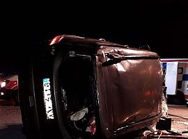 Fallece un conductor tras volcar su vehículo en San Miguel de Siero