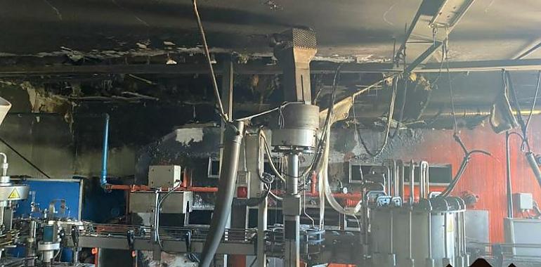 Incendio declarado en una máquina de lavado de botellas de un llagar ubicado en Siero