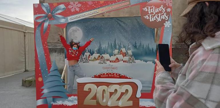 Los vecinos de Cangas del Narcea ya pueden hacerse instantáneas navideñas en photocalls como los famosos