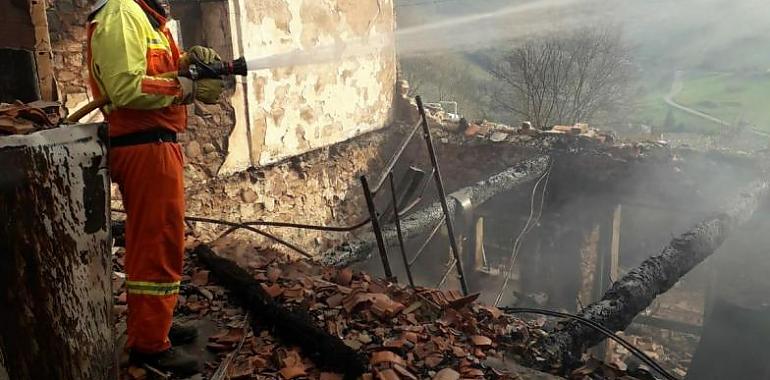 Los bomberos de Asturias mantienen la lucha contra medio centenar de incendios