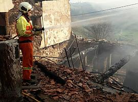 Los bomberos de Asturias mantienen la lucha contra medio centenar de incendios