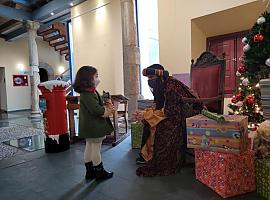 El Príncipe Aliatar ha estado hoy en Cangas del Narcea recogiendo cartas de los niños como emisario de los Reyes Magos