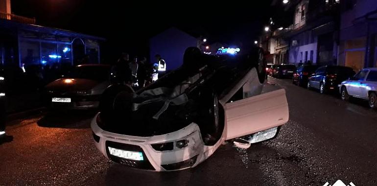 herida tras volcar su vehículo en Trevías de Valdés. 