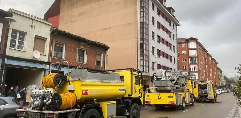 El fuego destruye una vivienda en calle La Unión de La Felguera