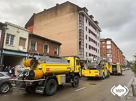 El fuego destruye una vivienda en calle La Unión de La Felguera