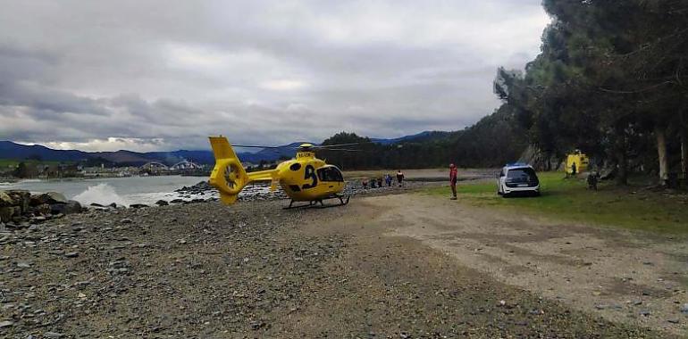 Muere ahogado intentando rescatar a su perro en playa de Los Foxos, en Coaña