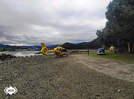 Muere ahogado intentando rescatar a su perro en playa de Los Foxos, en Coaña