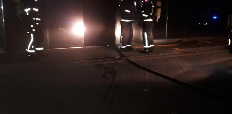 Incendio en la tarde-noche de ayer en un desguace de Siero