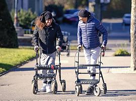 Tres pacientes con parálisis vuelven a caminar con implantes eléctricos en la médula
