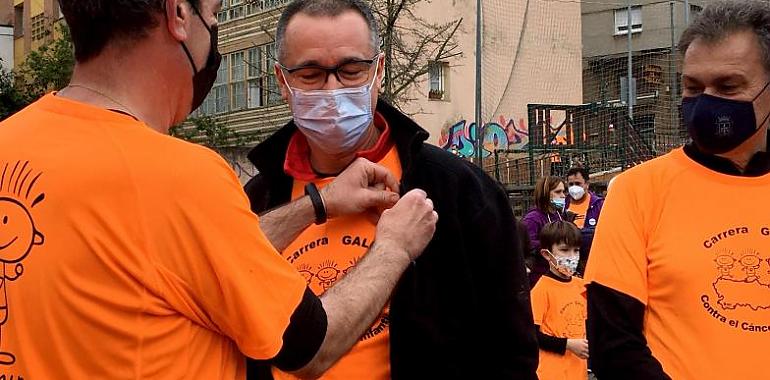 El Consejero de Salud muestra el apoyo del Principado a la Carrera Solidaria Galbán