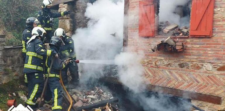 Triste fallecimiento de una mujer en un incendio declarado en un inmueble de Piloña