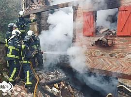 Triste fallecimiento de una mujer en un incendio declarado en un inmueble de Piloña