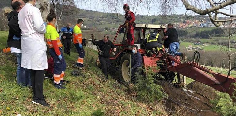 Fallecido tras quedar atrapado por un brazo hidráulico en un tractor con el que estaba moviendo tierra en Tineo.