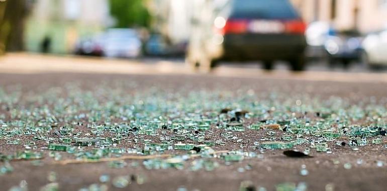 Los bomberos tuvieron que rescatar de su vehículo a dos personas que resultaron heridas anoche en un accidente Oviedo