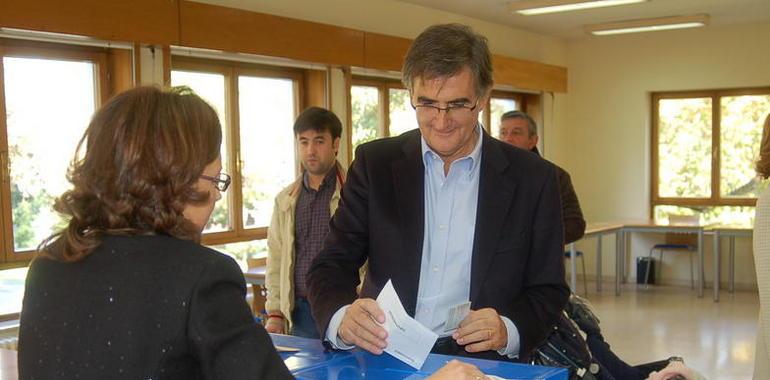 el presidente del PP, Ovidio Sánchez, votó en Oviedo 