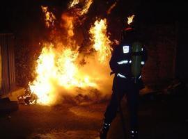 Varios bomberos heridos al sofocar un voraz incendio en una nave de muebles, en Porceyo
