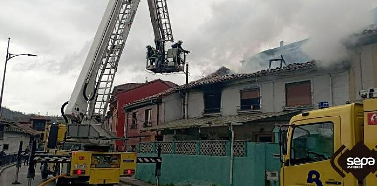 Incendio destruye la techumbre de un edificio en Barros, Langreo