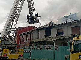 Incendio destruye la techumbre de un edificio en Barros, Langreo