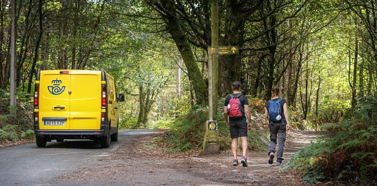 Correos pone en marcha en Asturias el transporte de mochilas en El Camino de Santiago