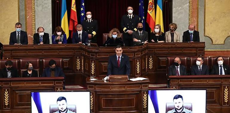 El presidente del Gobierno reafirma ante Zelenski el apoyo de España a Ucrania