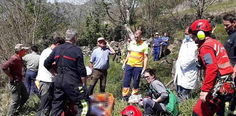 Herida tras sufir un vuelco en su tractor en Amieva en la tarde de ayer