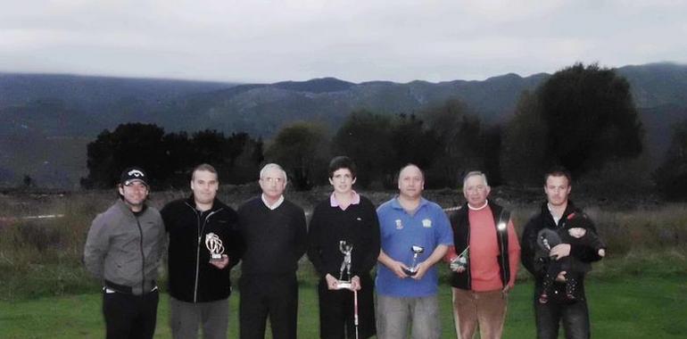 Ganadores del torneo Casa-Club, en el Golf Municipal de Llanes