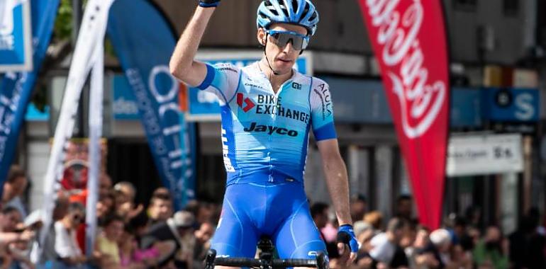 Simon Yates primer líder de la Vuelta Asturias 2022 tras ganar la primera etapa 